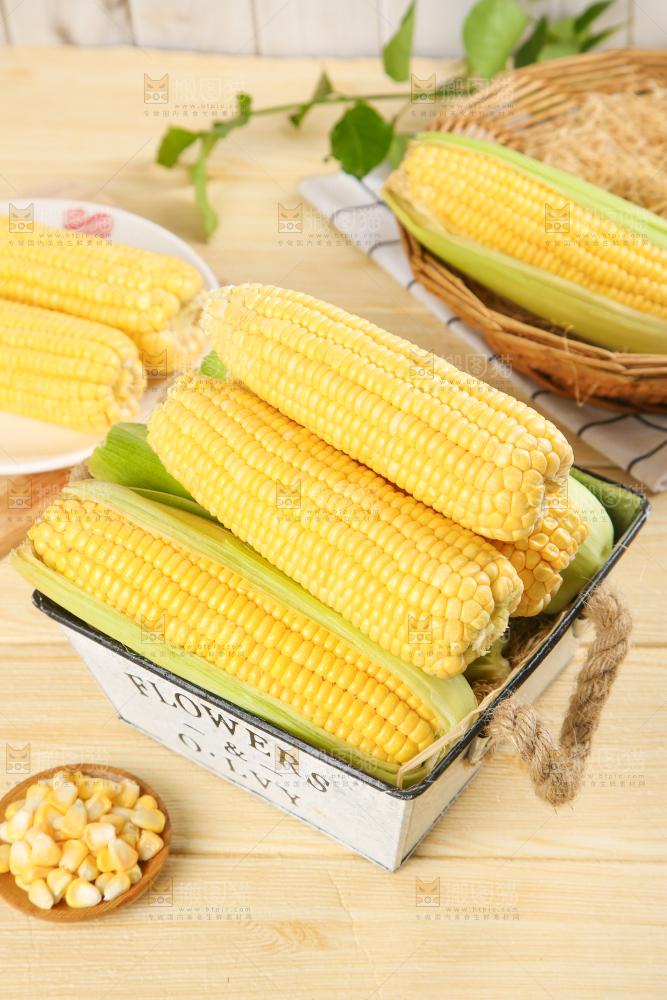 木底上的玉米棒