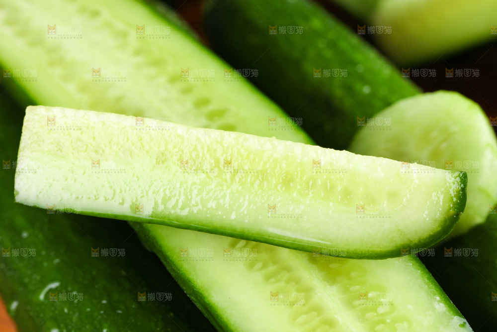 木板上放着水果小黄瓜