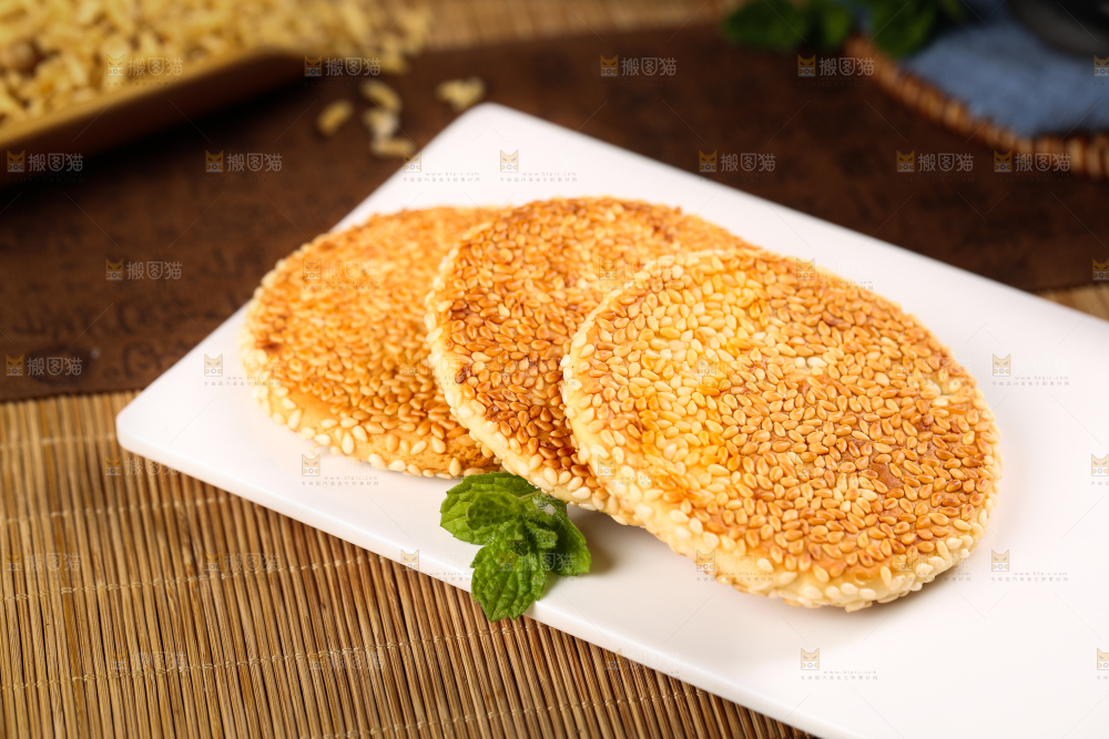 白石板上的芝麻馅饼