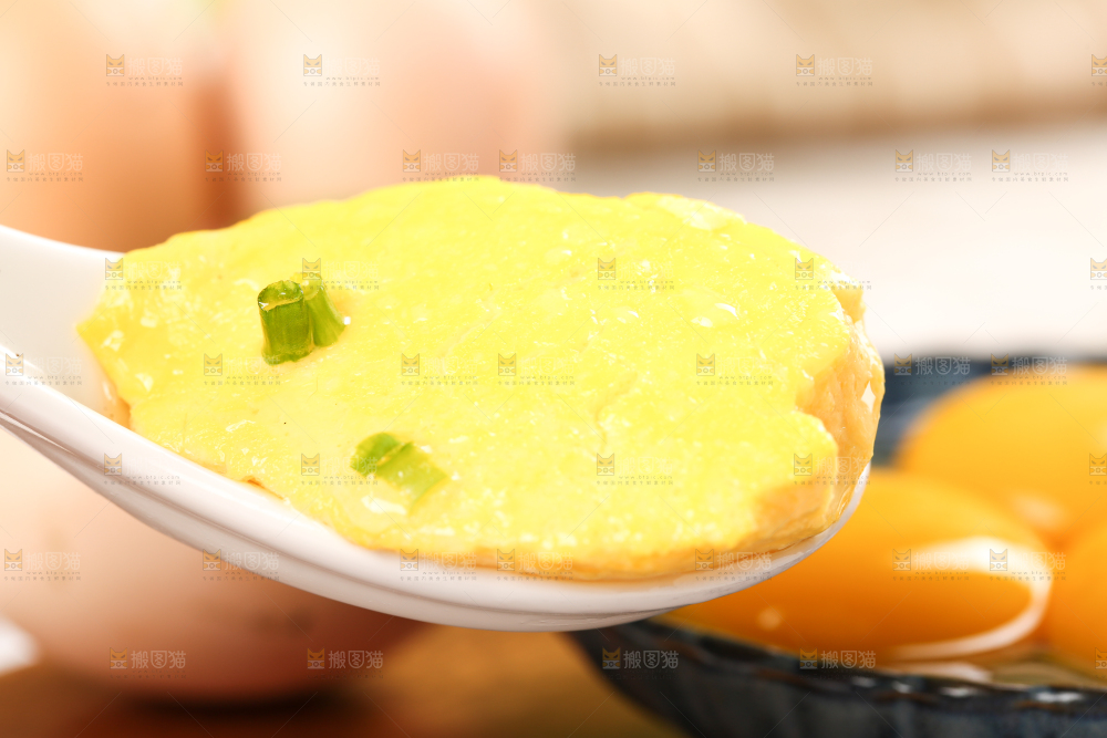 勺子里装着鸡蛋羹