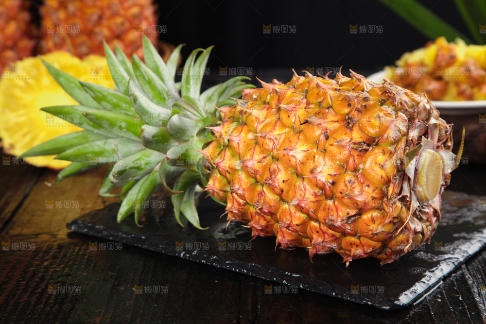 石板上放着海南凤梨