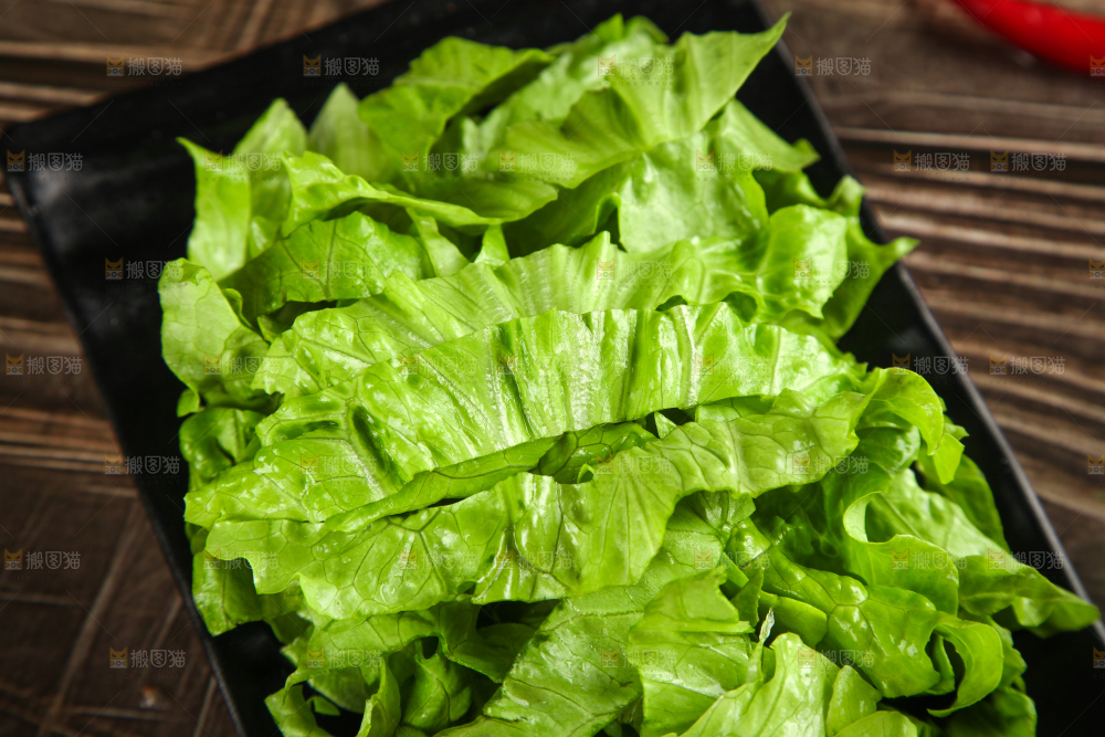 一盘切开的包心生菜放在木底上
