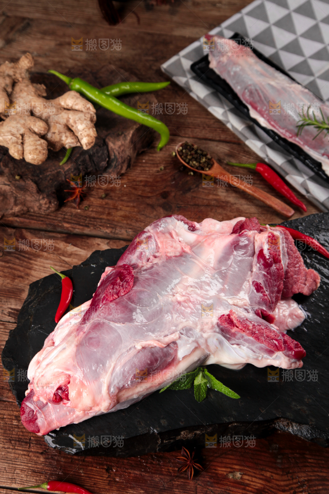 黑石板上的草原散养牛腿肉