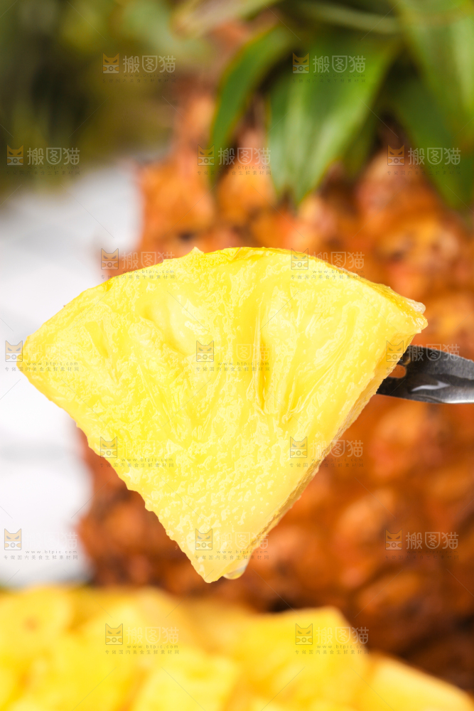 叉子上叉着凤梨果肉