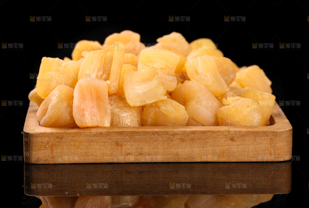 一盘干贝放在深底上
