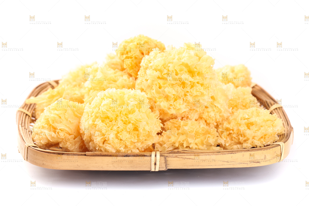 一盘白木耳放在白底上