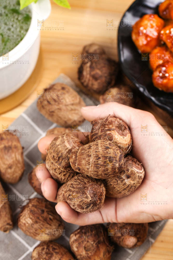 手里拿着新鲜小芋头