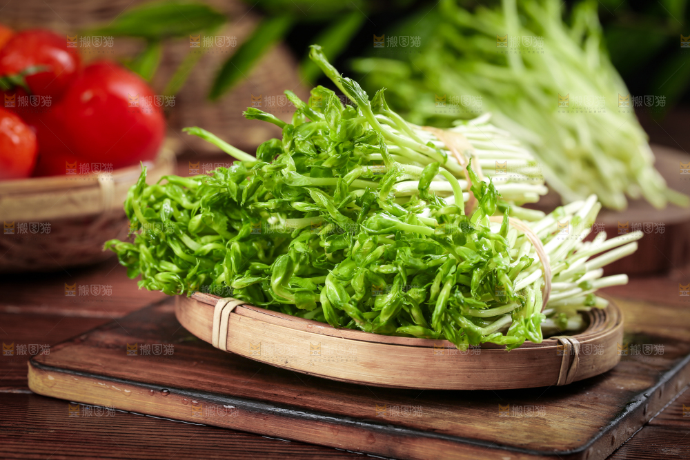 篮子里装着豆苗菜