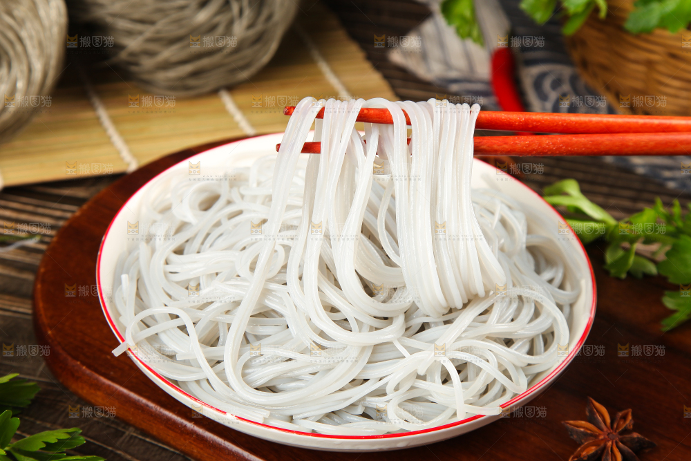 筷子夹着红薯粉