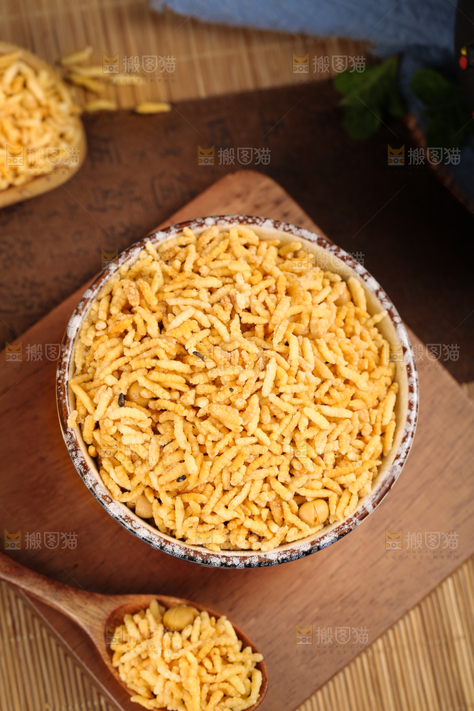 碗里装着香脆炒米