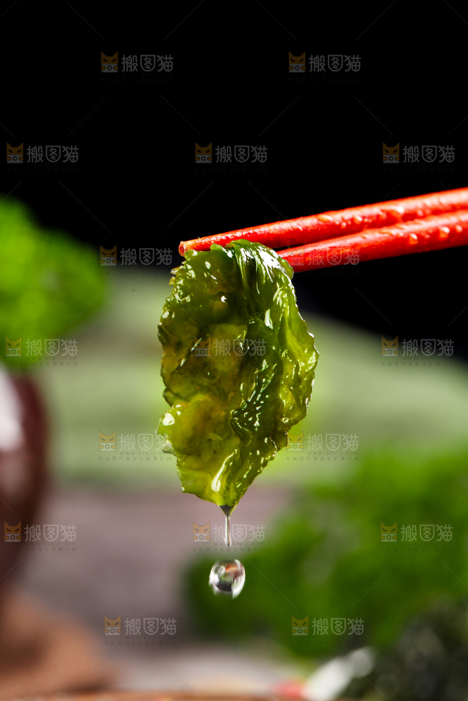 筷子上夹着地木耳