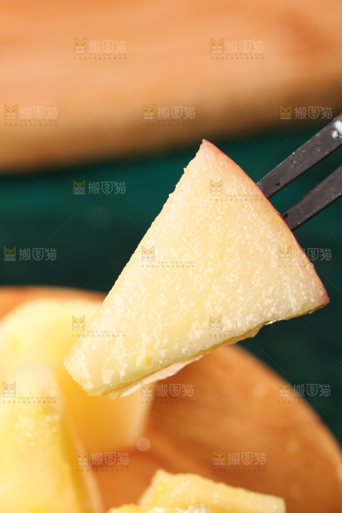 叉子上叉着苹果果肉