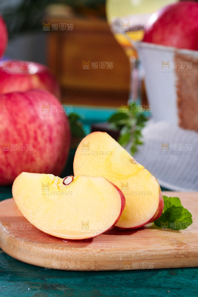 木板上放着苹果果肉