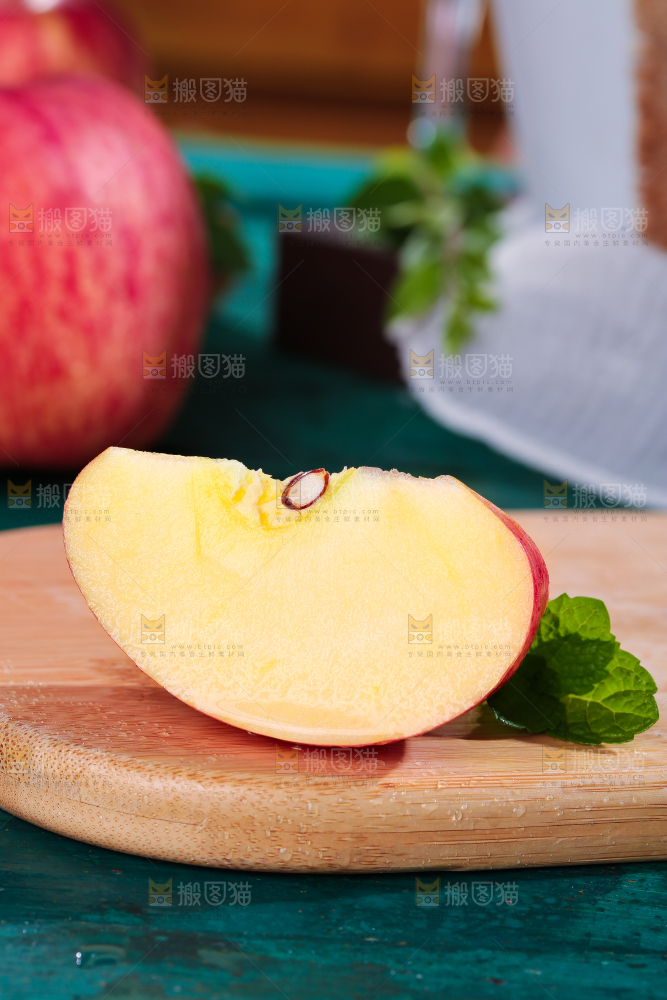 木板上放着苹果果肉