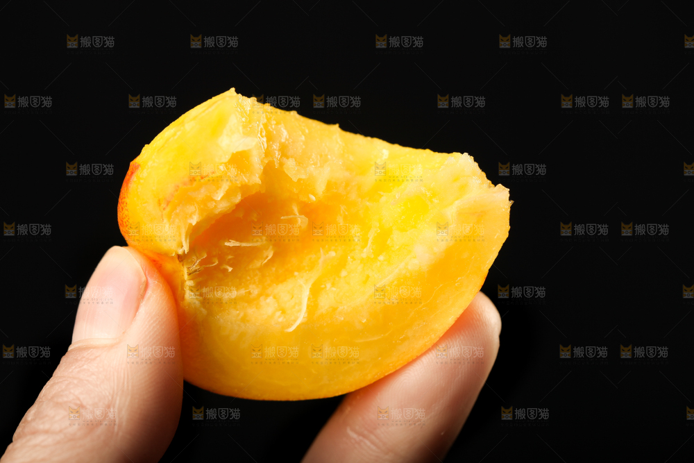 手里拿着新鲜油桃