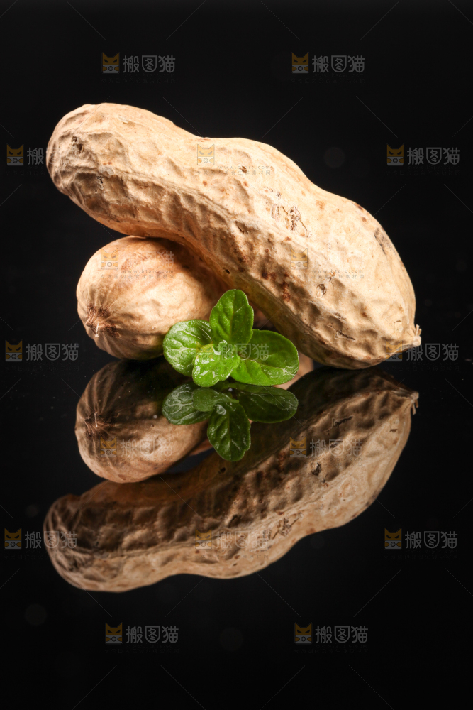 黑底上放着红皮花生