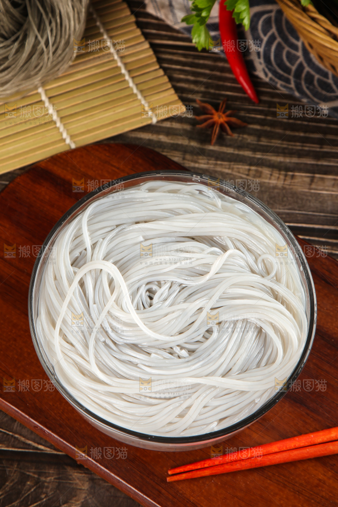 木底上放着一碗红薯粉条