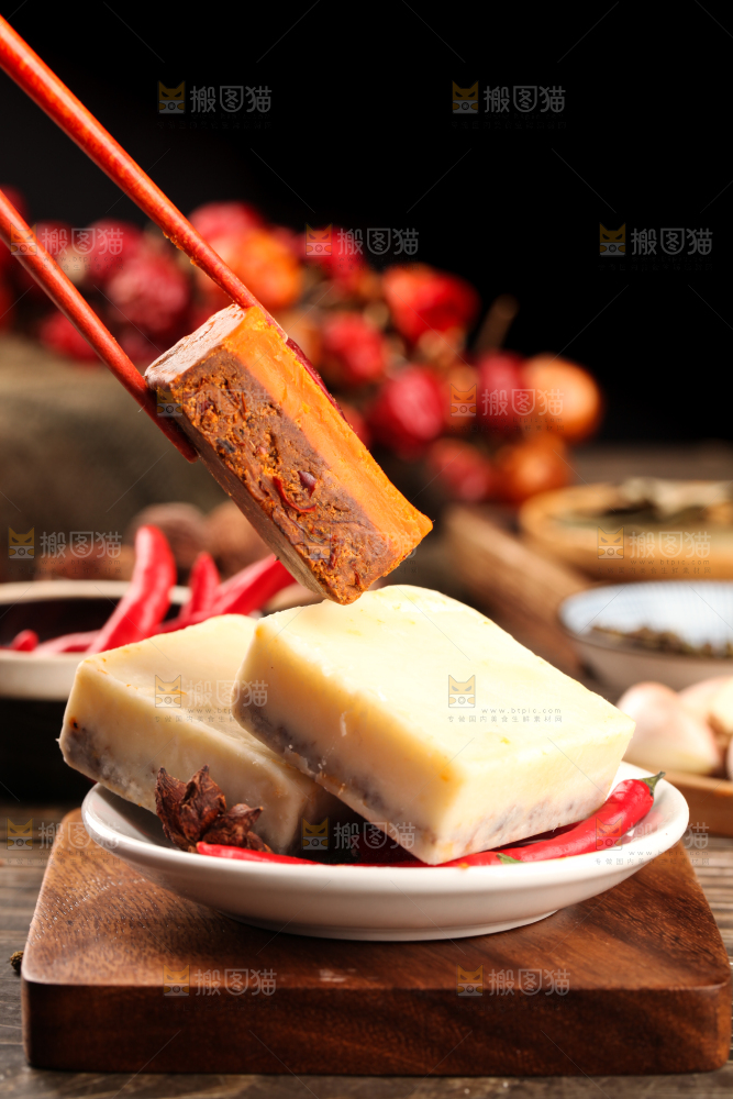 深底上放着鸳鸯火锅底料
