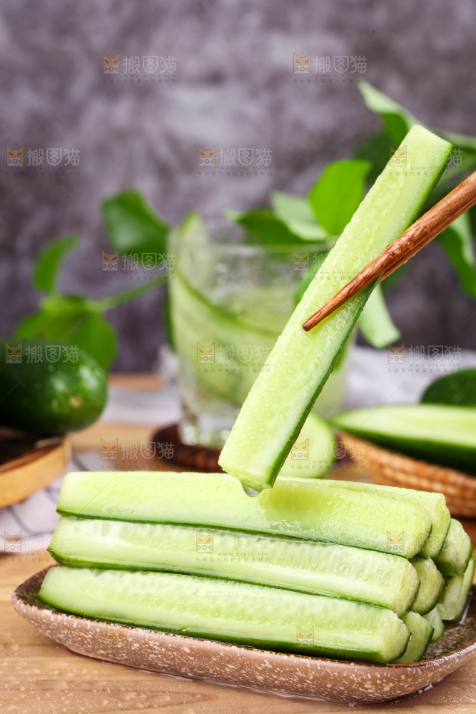 筷子上夹着水果黄瓜