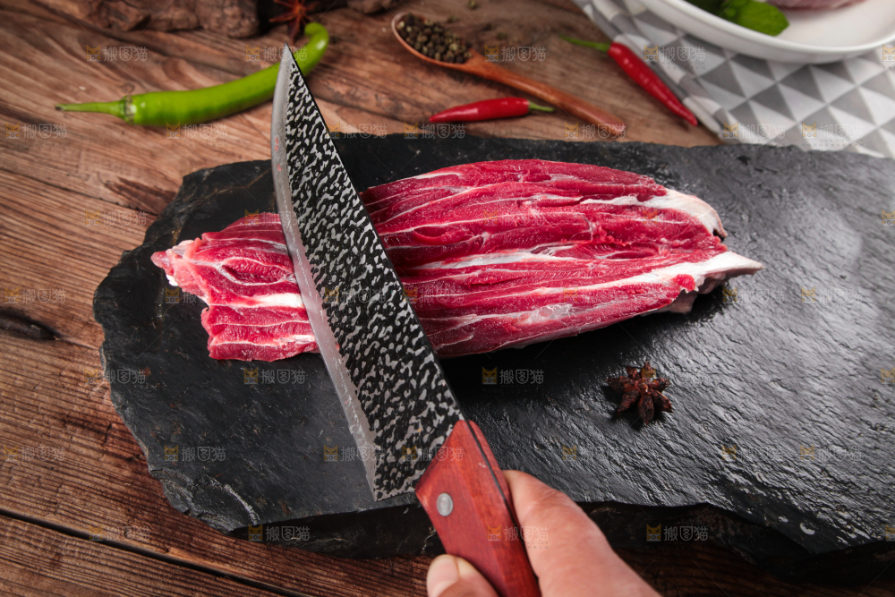木板上放着牛腱子肉