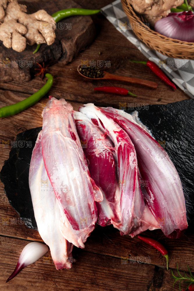 木板上放着牛腱子肉