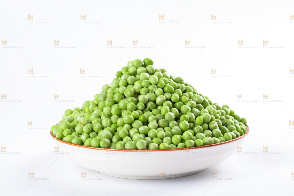 白底上的云南新鲜豌豆