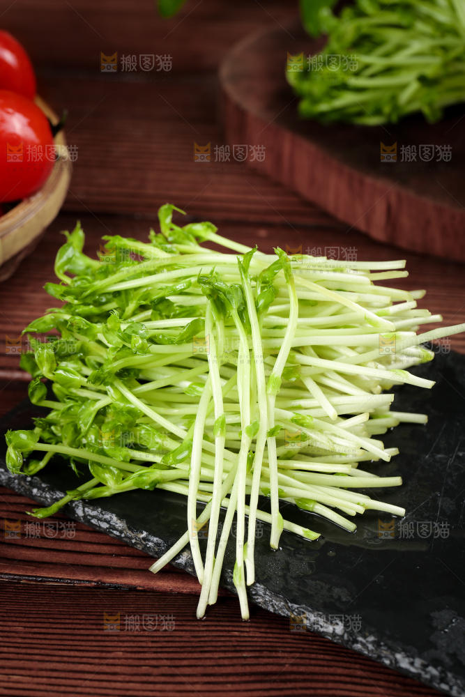 黑石板上的豌豆芽苗菜