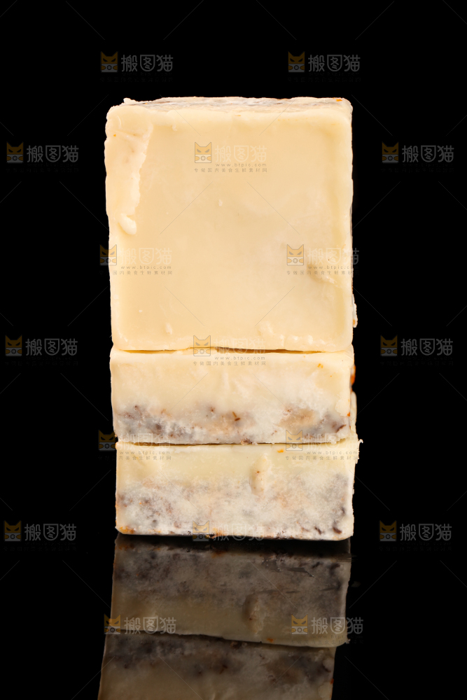 黑底上的清汤火锅料
