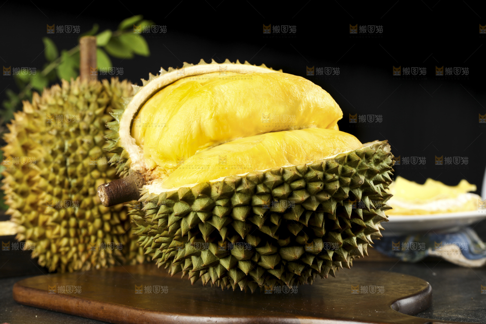 木板上的泰国甲仑榴莲