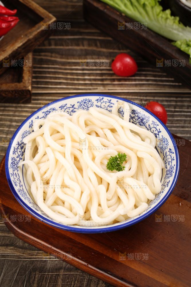 碗里装着乌冬面