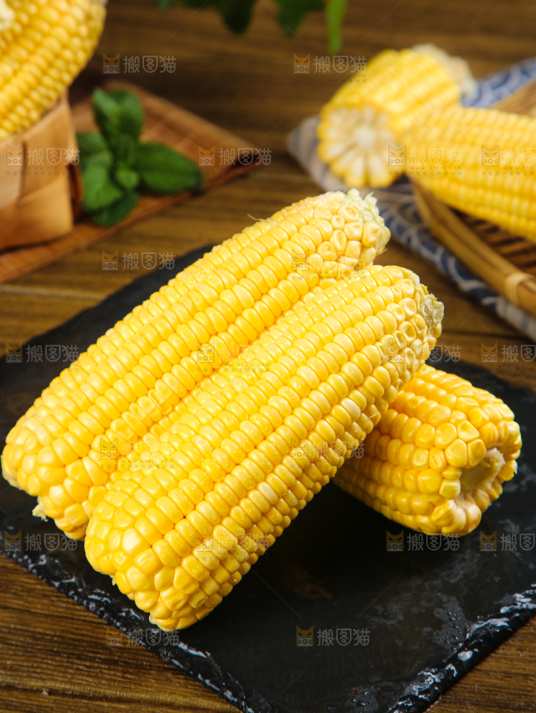 黑石板上的新鲜玉米