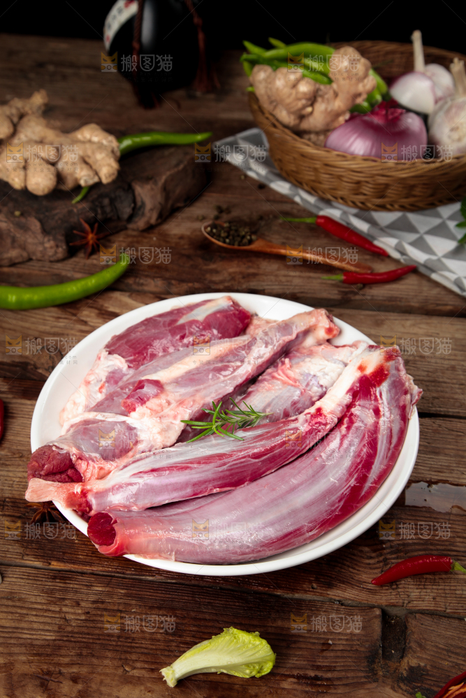 盘子里装着牛腿肉