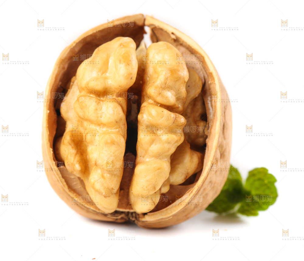 白底上剥开的薄壳核桃
