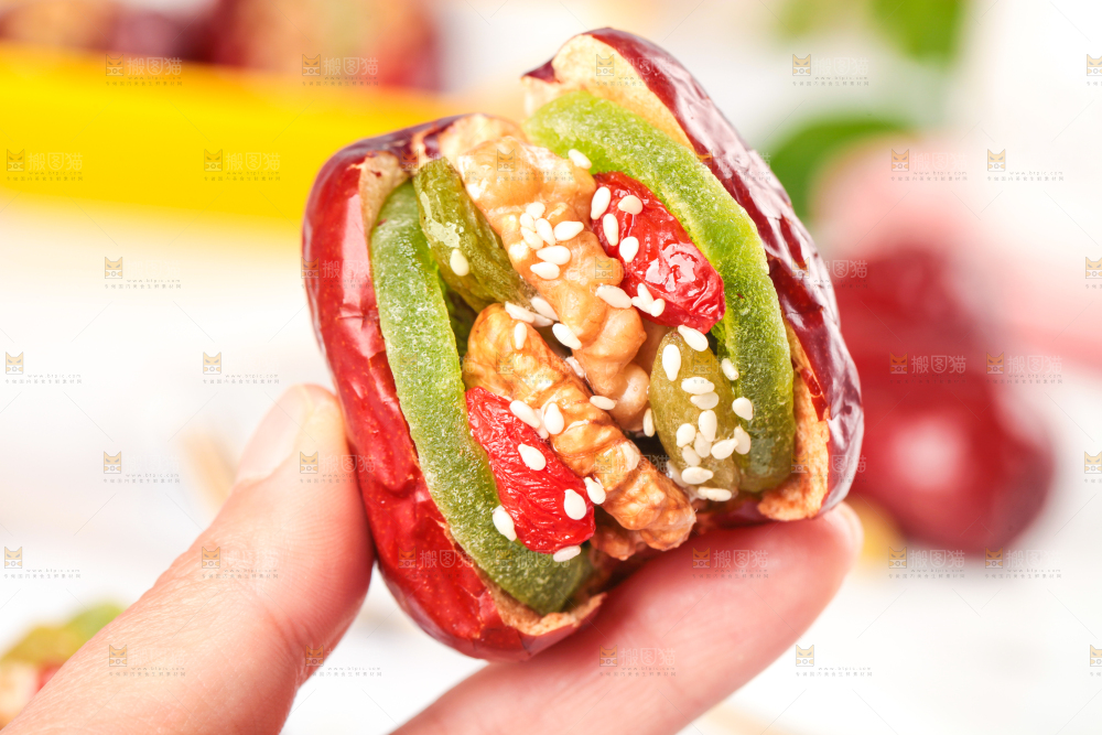 手里拿着什锦枣夹核桃