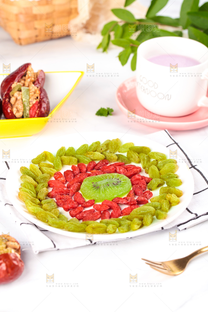 盘子里装着枣夹核桃食材