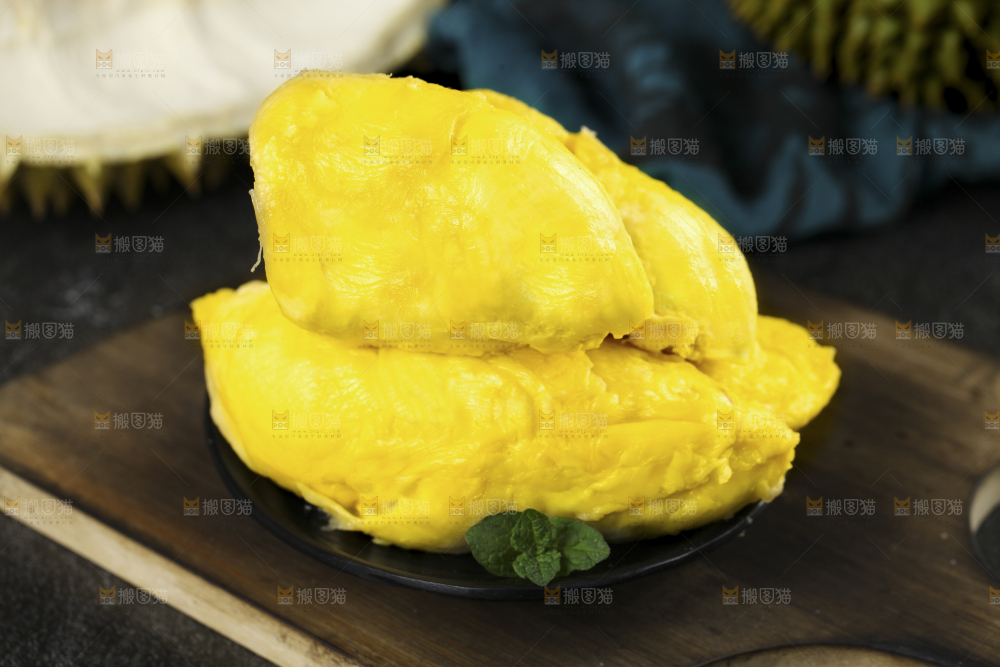 深底上的榴莲果肉