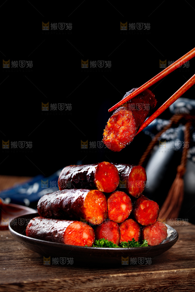 盘子里装着烟熏腊肠