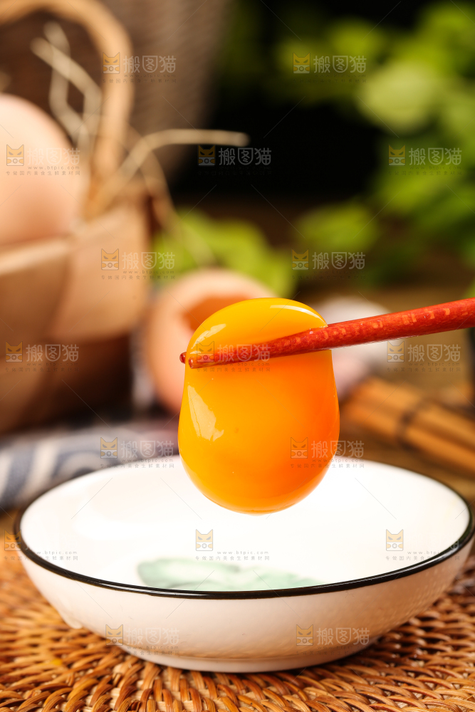 竹底上的鸡蛋黄