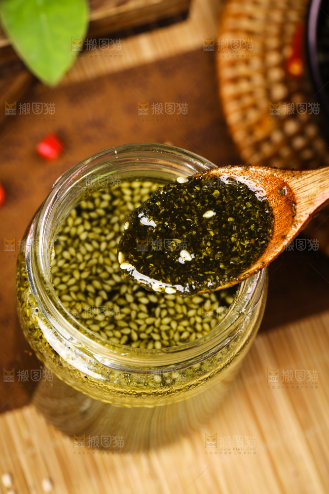 瓶子里装着青花椒酱
