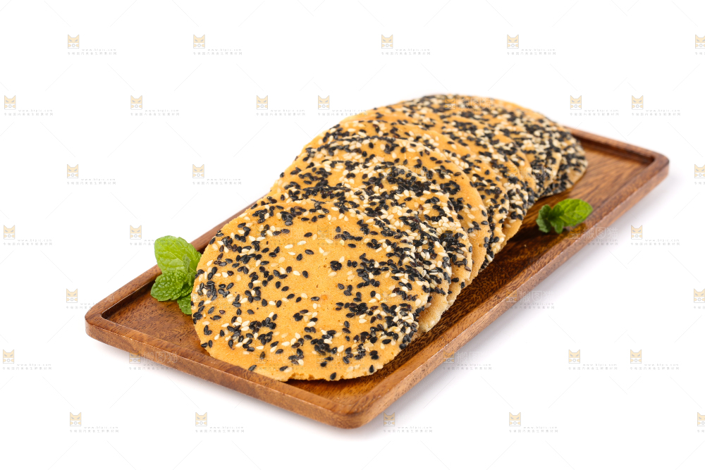 盘子里装着炭烤芝麻饼