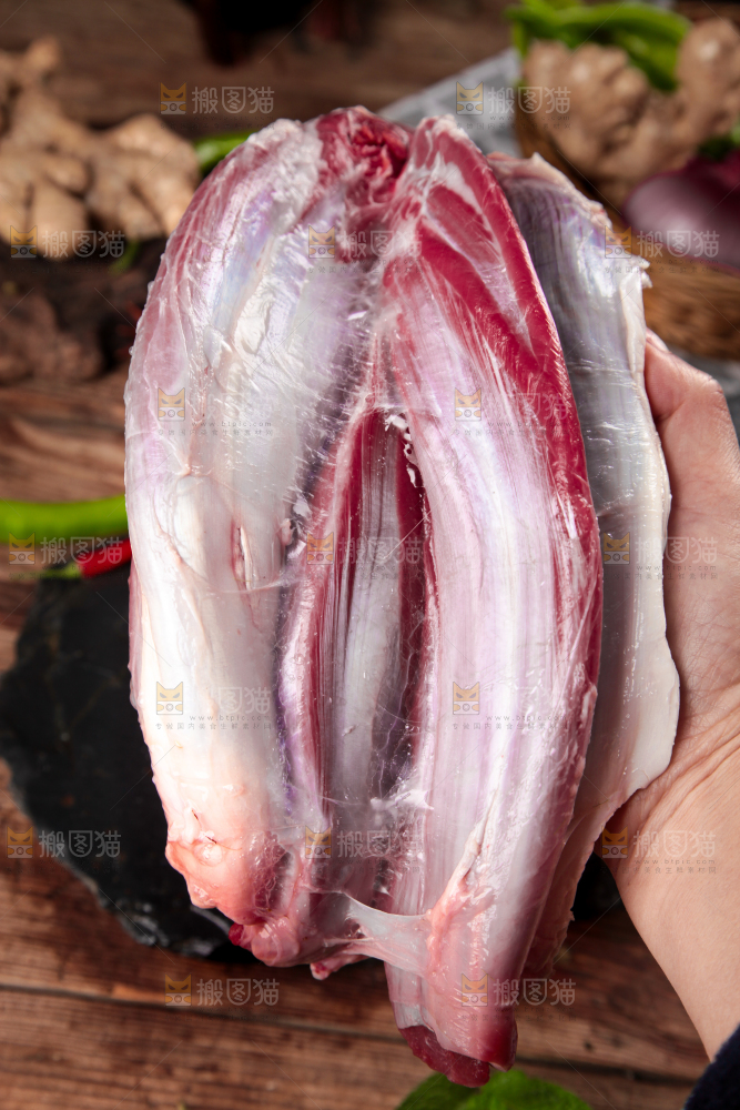 黑石板上的草原散养牛腿肉