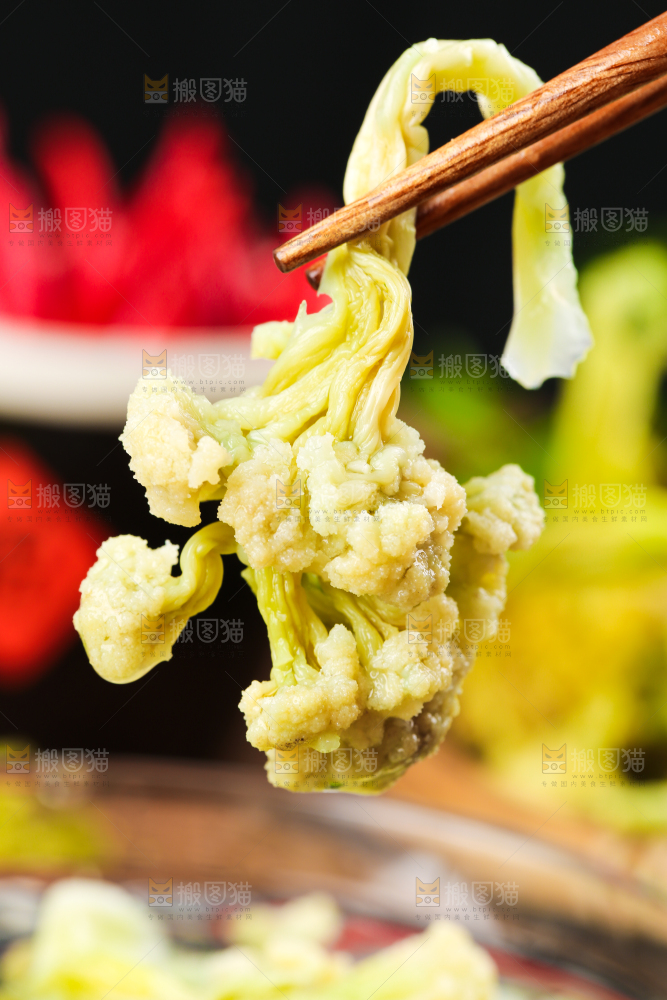 筷子夹着干花菜