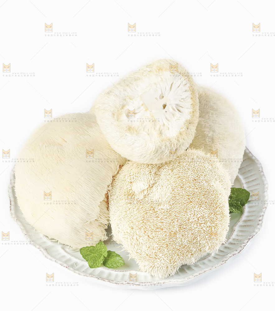 盘子里装着新鲜猴头菇