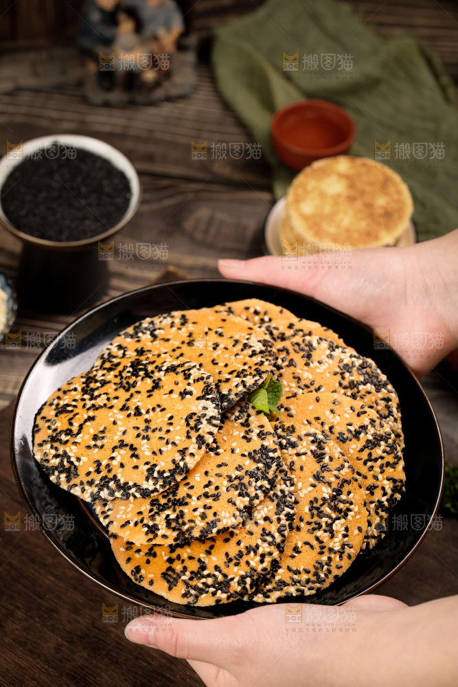 手里拿着芝麻薄脆饼