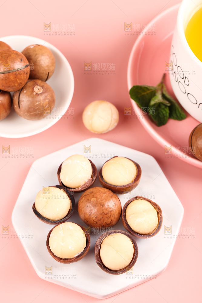 石板上放着新鲜夏威夷果
