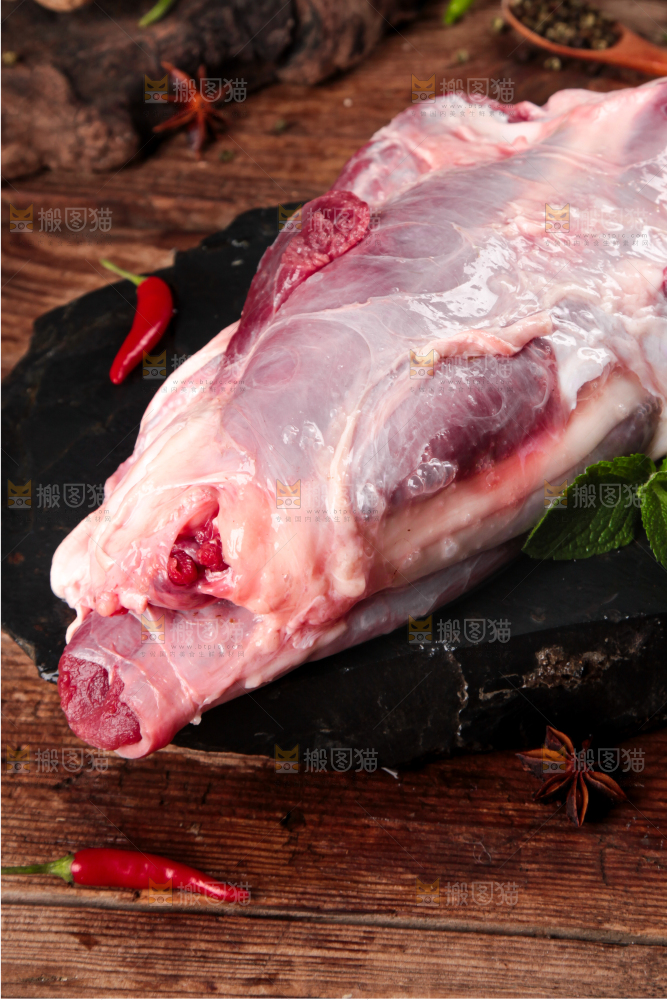 黑石板上的草原散养牛腿肉