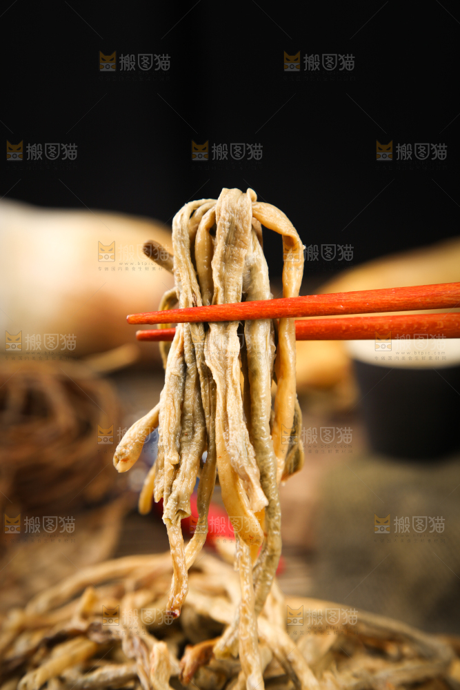 盘子里装着脱水豆角