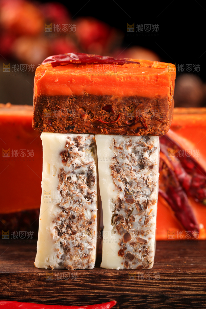 深底上放着鸳鸯火锅底料
