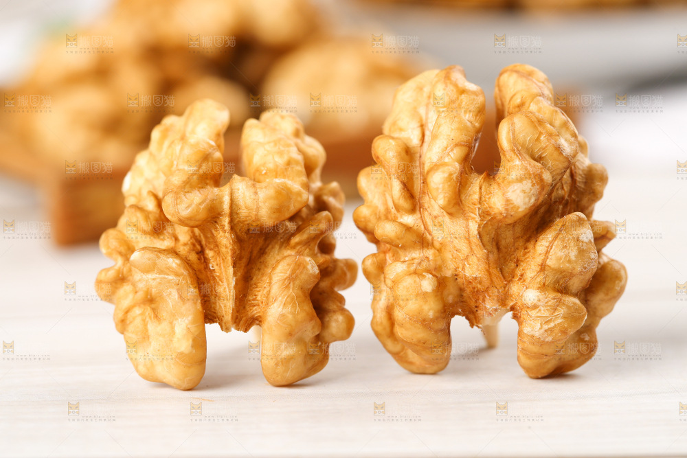 木底上的核桃仁