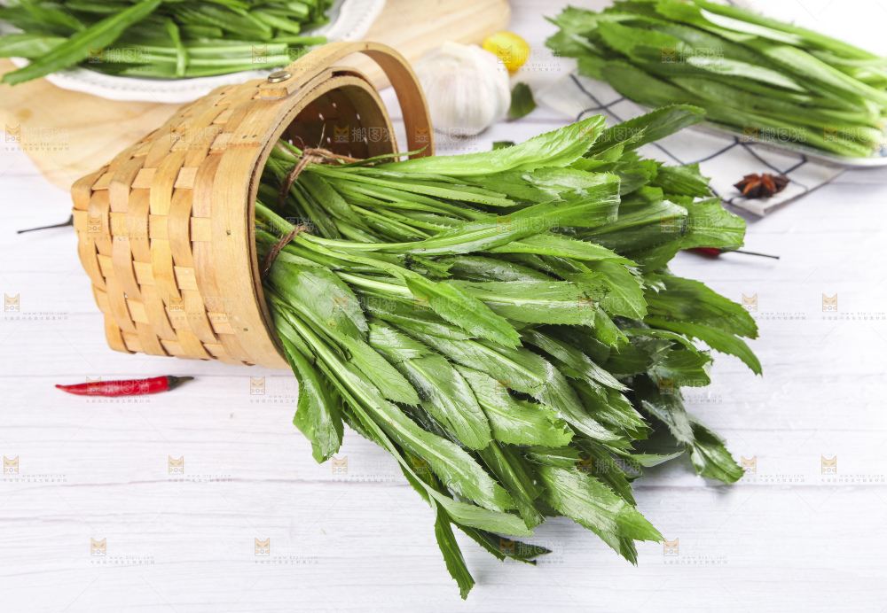 一筐刺香菜放在木底上